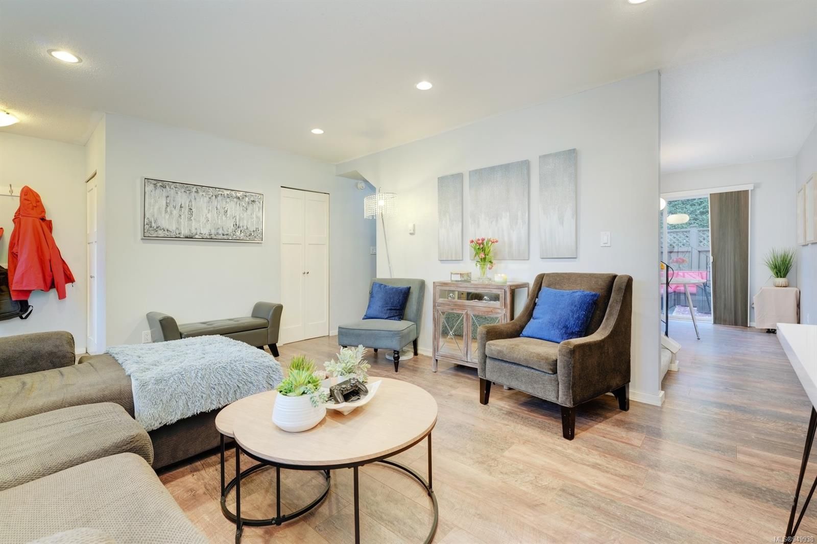 Open House. Open House on Sunday, February 25, 2024 2:00PM - 3:30PM
Step into this lovely 2-bedroom, 2-bath townhome situated in a prime location, walking distance to Swan Lake, scenic Galloping Goose Trail, and convenient bus routes connecting to downtow